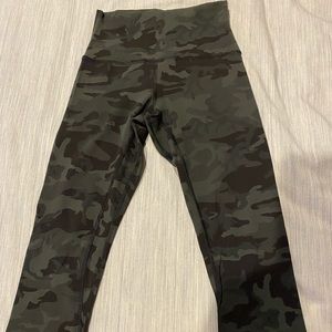 Lulu dark green camo, Align Crop legging 21”SIZE:2